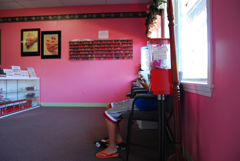 Illustration for article titled A Day in a Nail Salon in East Hartford, CT, in Photos